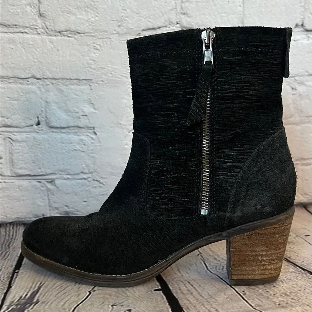 * Taos Shaka 2 Ankle Boots Black Embossed Suede